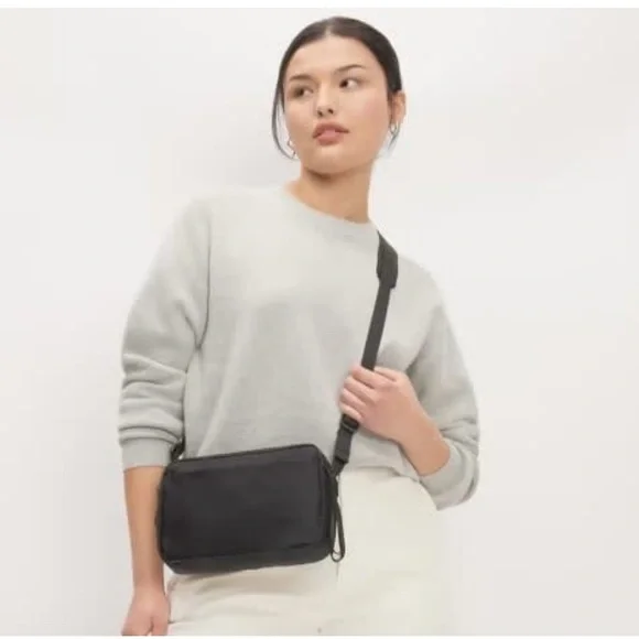 Everlane - The Recycled Nylon Camera Bag - Picture 2 of 6